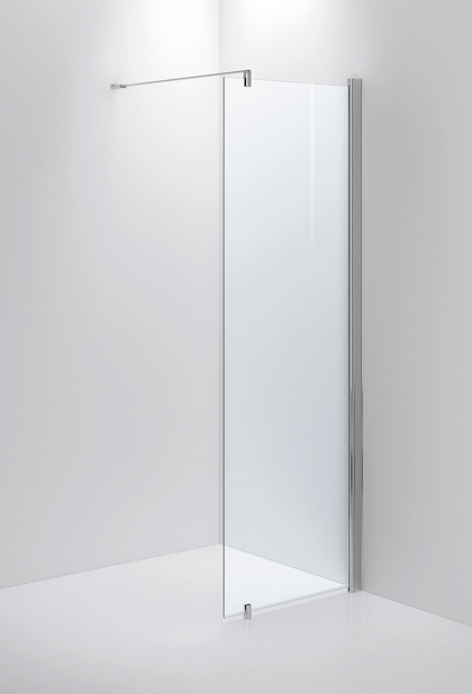 Duschvägg i klart glas med polerade metallbeslag och ett stöd i överkant mot väggen. Minimalistisk design, vit bakgrund.