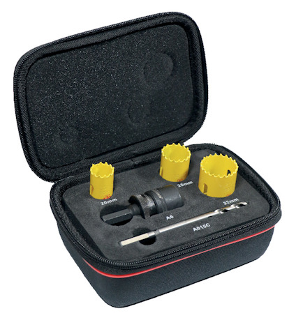 Hålsågskit med tre guldfärgade hålsågar, en adapter och en centrumborr i en svart fodral med röd dragkedja.