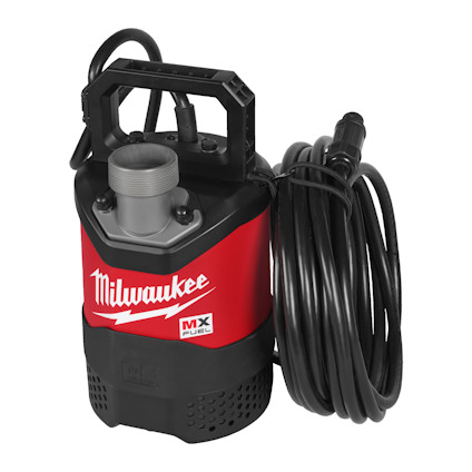 Röd och svart dränkbar pump med handtag, utskriven text "Milwaukee MX Fuel", och ansluten svart kabel.