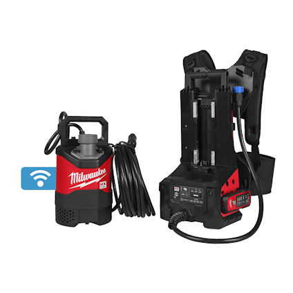 Dränkbar pump med Milwaukee-logotyp bredvid en bärbar laddningsstation och elkabel.