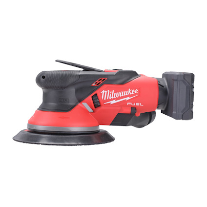 Röd och svart excenterslipmaskin med Milwaukee-logo och batterifäste, sedd från sidan mot vit bakgrund.