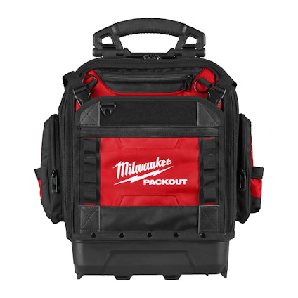 Röd och svart ryggsäck märkt "Milwaukee PACKOUT" med flera fack och en robust design.