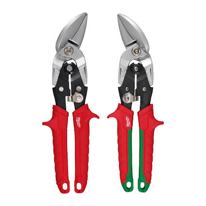Två plåtsaxar med röda och gröna handtag, silverfärgade skärblad och kraftiga leder.
