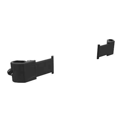 Svart adapter för sidofäste, består av två separata delar, mot vit bakgrund.