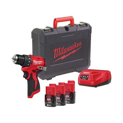Röd borrskruvdragare med svart handtag, tre batterier, laddare och svart verktygslåda med röd texten "Milwaukee".