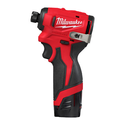 Röd och svart slagsskruvdragare med texten "Milwaukee" och "BRUSHLESS" på sidan.