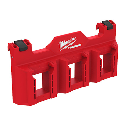 Röd batterihållare med texten "Milwaukee PACKOUT" och fyra fack, sidomonterad design.