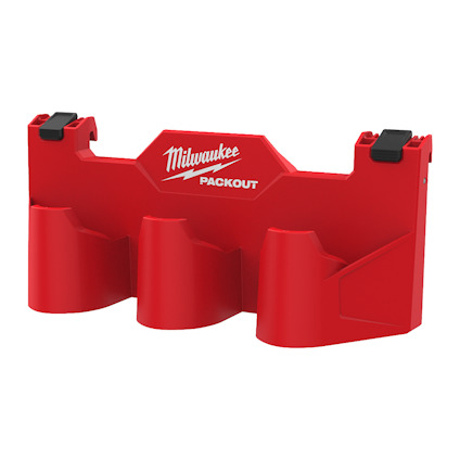 Röd batterihållare med tre fack och svarta fästen i övre hörnen. Märkt "Milwaukee PACKOUT" i vitt.