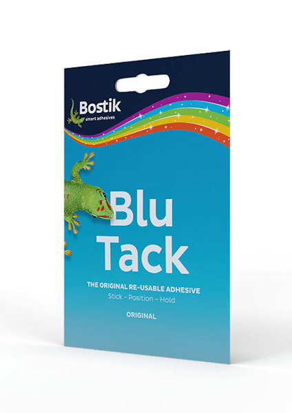 Förpackning med Bostik Blu Tack med en grön ödla mot en blå bakgrund och regnbågsfärgad kant upptill.