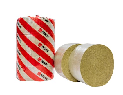 Rullar av isoleringsmaterial, en förpackad i röd/vit plast med texten "PAROC", och två utan förpackning.
