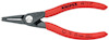 Tång med röda handtag och svart metallhuvud, märkt "Knipex". Anpassad för innerringar.