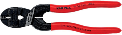 Tång med rött och svart handtag och texten "Knipex 7131 160" samt tekniska specifikationer tryckta på handtaget.