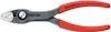 Tång med rött och svart handtag, märkt "Knipex 82 01 150 Made in Germany".