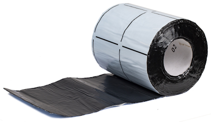 Utrullad rulle av svart och silverfärgat membran uppbyggd av polyetenfolie. Mataki Rolltite kan användas som fuktskydd och radonmembran.