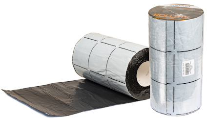 Två rullar av svart och silverfärgat membran uppbyggd av polyetenfolie, en upprullad och en delvis utrullad. Mataki Rolltite kan användas som fuktskydd och radonmembran.