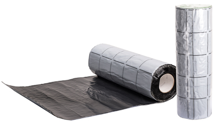 Två rullar av svart och silverfärgat membran uppbyggd av polyetenfolie, en upprullad och en delvis utrullad. Mataki Rolltite kan användas som fuktskydd och radonmembran.