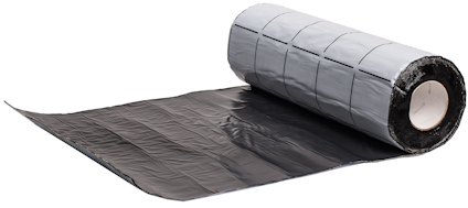 En utrullad rulle av svart och silverfärgat membran uppbyggd av polyetenfolie, en upprullad och en delvis utrullad. Mataki Rolltite kan användas som fuktskydd och radonmembran.