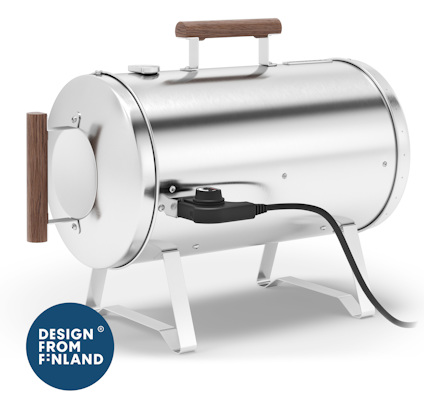 Rökugn i rostfritt stål med trähandtag och ett eluttag, stående på vita ben. Märke med texten "Design from Finland".