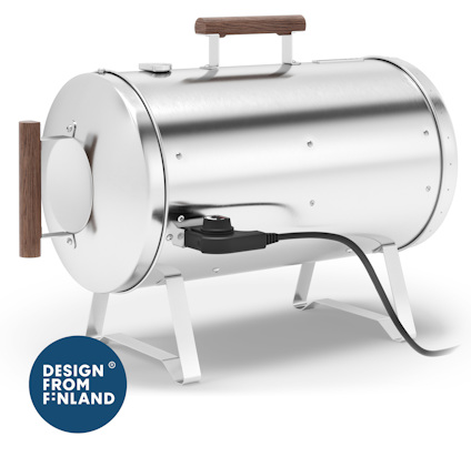 Elektrisk rökugn i metall med trädetaljer och ett anslutet strömkabel. Märke: "Design from Finland".