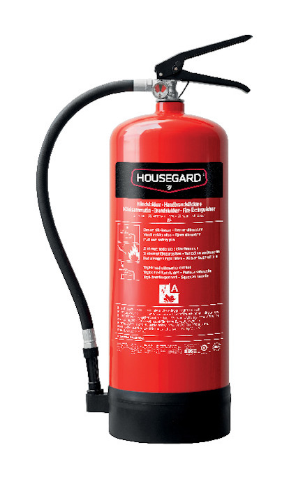 Röd brandsläckare med svart slang och munstycke, vit text med instruktioner på framsidan.