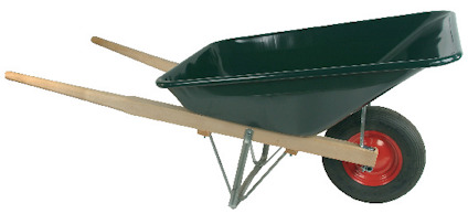 Grön skottkärra med rött hjul och träramar.
