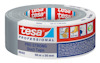 Silverfärgad rulle med stark tejp, röd och blå etikett med texten "tesa PROFESSIONAL PRO STRONG Duct Tape".