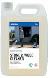 Rektangulär plastbehållare med handtag, etikett med texten "STONE & WOOD CLEANER" och bild på person som rengör uteplats.