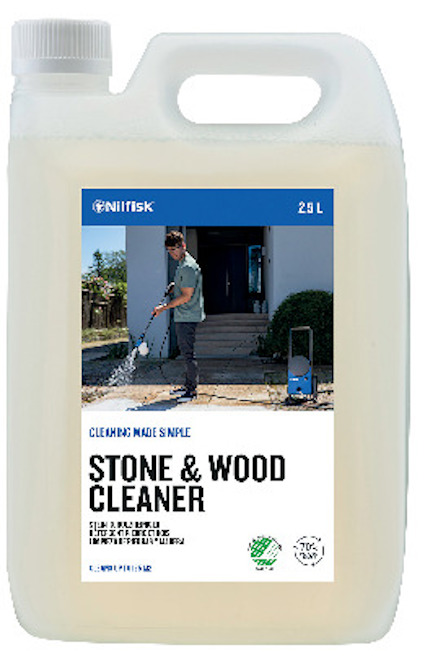 Rektangulär plastbehållare med handtag, etikett med texten "STONE & WOOD CLEANER" och bild på person som rengör uteplats.
