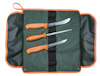 Tre olika knivar med orange handtag placerade i ett grönt knivfodral med svart rem och orange kant.