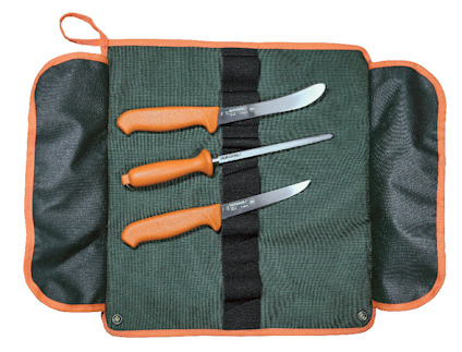 Tre olika knivar med orange handtag placerade i ett grönt knivfodral med svart rem och orange kant.