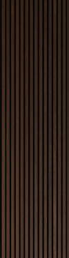 Vertikala ränder i mörkt trä på en akustikpanel.