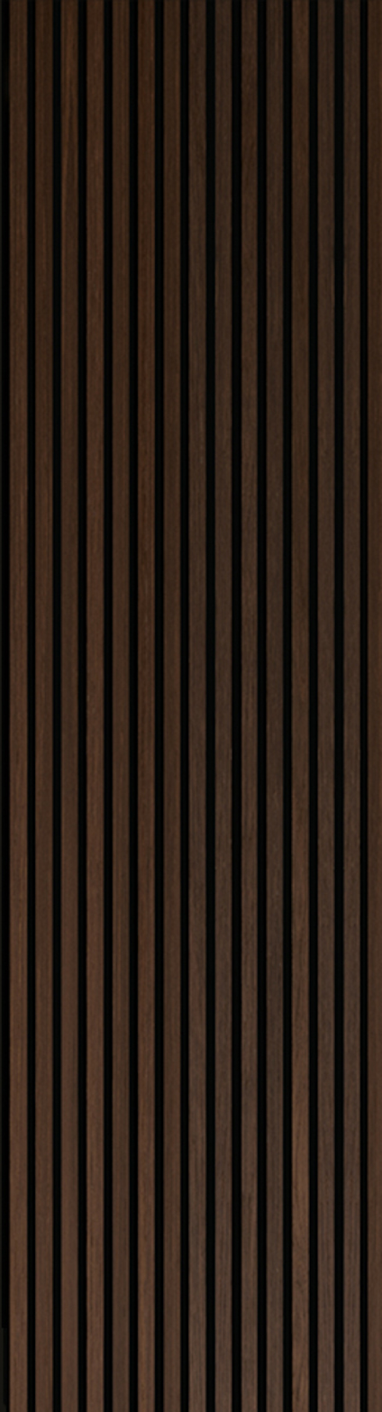 Vertikala ränder i mörkt trä på en akustikpanel.