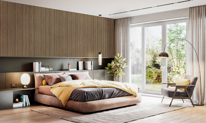 Modernt sovrum med låg säng, gulddetaljer, stora fönster och utsikt mot en trädgård.