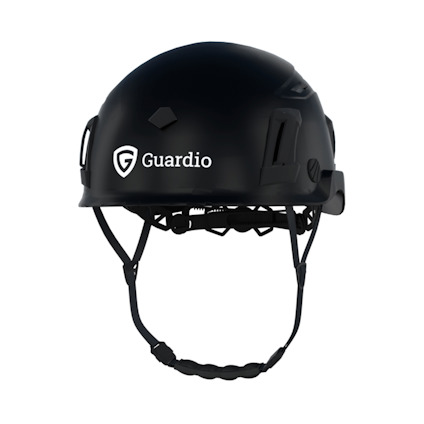 Skyddshjälm i svart med texten "Guardio" på sidan. Justerbara hakremmar syns undertill.