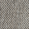 Vävd textil med ett grovt och tätt mönster i grå och beige nyanser.