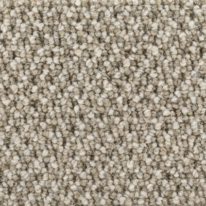 Närbild av beige och brunmelerat textilgolv med öglad struktur.
