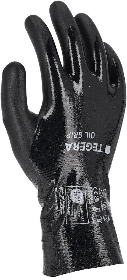 Svart arbetshandske med vit text: "TEGERA OIL GRIP". CE-märkning och piktogram på handleden.