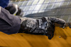 Handskbeklädd hand som håller en metalltråd med skyddshandske märkt "TEGERA OIL GRIP".
