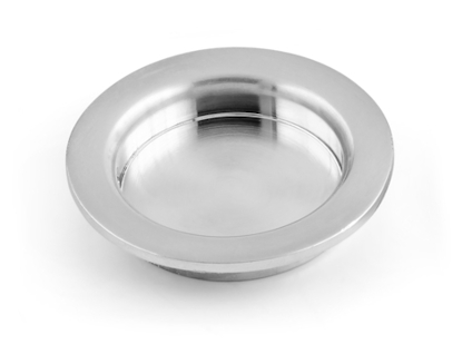 Runt, kromfärgat skjutdörrshandtag med slät yta och infälld design.