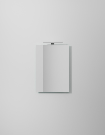 Rektangulär spegel med LED-armatur ovanför och underbelysning på en vit vägg.