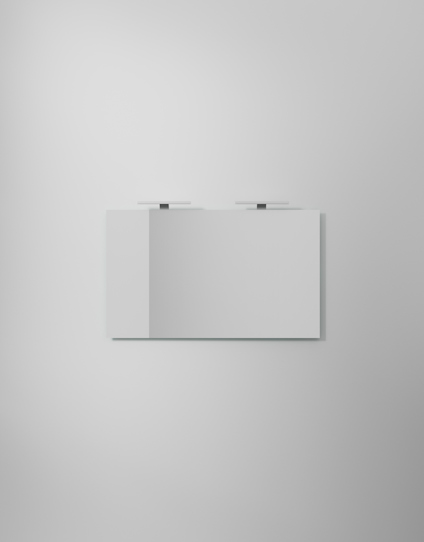 Rektangulär spegel på en vit vägg, med två små LED-armaturer placerade ovanpå.