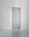 Duschvägg i rökfärgat glas med polerade kanter, monterad mot ett ljust hörn med metallstöd upptill.