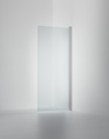 Transparent duschvägg i glas med en polerad metallprofil, placerad mot hörnet av ett vitt rum.