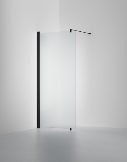 Frostad duschvägg med svart ram och stag, monterad i ett hörn.