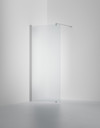 Frostat glas duschvägg med polerade metalldetaljer i ett ljust rum.