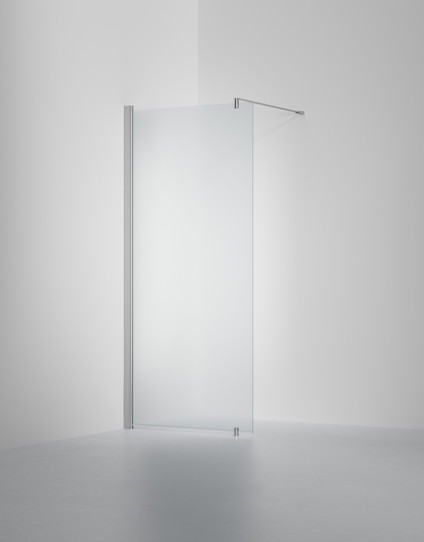 Frostat glas duschvägg med polerade metalldetaljer i ett ljust rum.