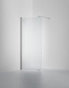 Frostat glasduschvägg med borstad metallram, monterad mot en vägg i ett minimalistiskt badrum.