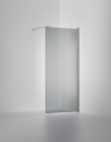 Fristående duschvägg i tonat glas med metallbeslag och stag mot ljus grå vägg.