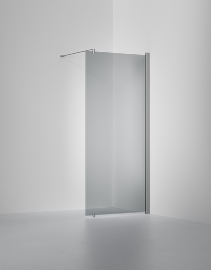 Fristående duschvägg i tonat glas med metallbeslag och stag mot ljus grå vägg.