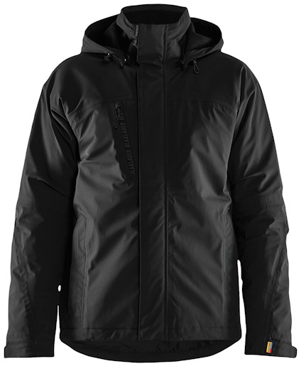 Svart jacka med upphöjd krage och huva, dragkedja fram och två sidofickor.